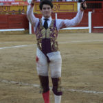 José Garrido muestra satisfecho las dos orejas del quinto. (FOTO:Gallardo)