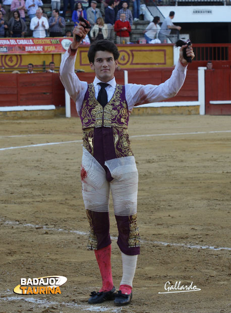 José Garrido muestra satisfecho las dos orejas del quinto. (FOTO:Gallardo)