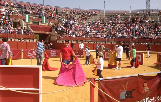 Los escolares quisieron probar la sensación del toreo.