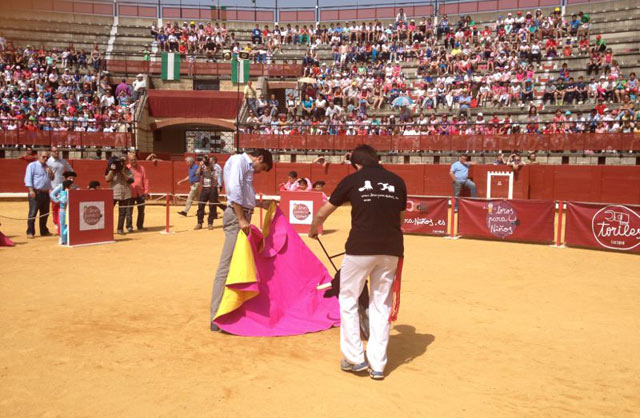 Perera explicando sobre el terreno.