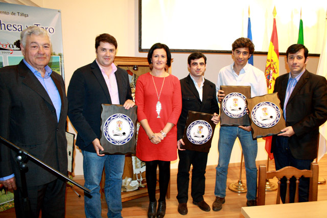 Los intervinientes en la mesa redonda junto a Inmaculada Bonilla.