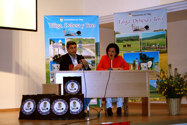 Los dipuados Luna y Bonilla presentando el programa de actos. 