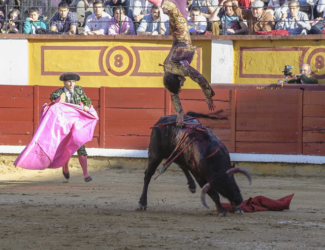 Espeluznante voltereta al entrar a matar. (FOTO: J.M.Ballester) 