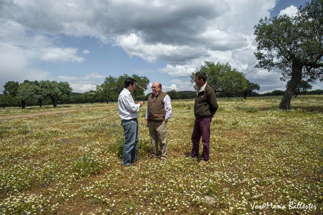 José Luis Iniesta y Curro Carrillo atendiendo al entrevistador. (FOTO: JM Ballester)