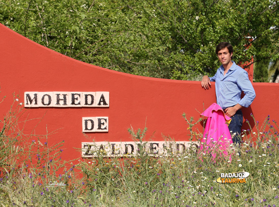 Posando a la entrada de Zalduendo donde tentó antes de la entrevista. (FOTO: Gallardo)