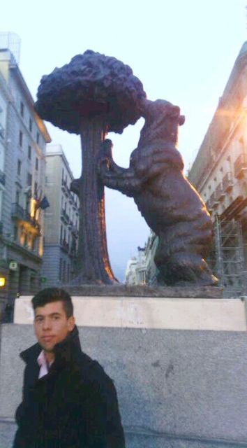 Rubén Lobato junto al emblema del oso y el madroño. (FOTO: CEDIDA)