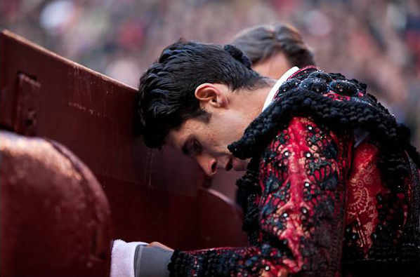 Alejandro Talavante cabizbajo meditando en el callejón. (FOTO: Juan Pelegrín/Las-Ventas.com