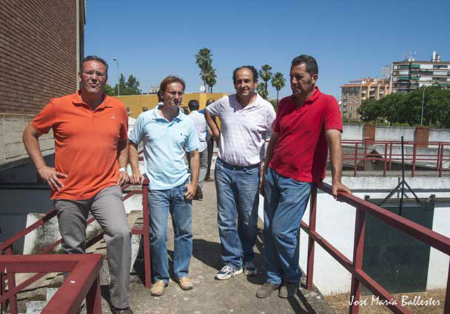 Los corraleros esperando la llegada del camión.