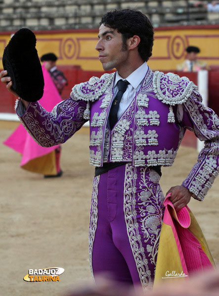 El Fini saludando tras el tercio de banderillas que le ha valido el premio. (FOTO:Gallardo)