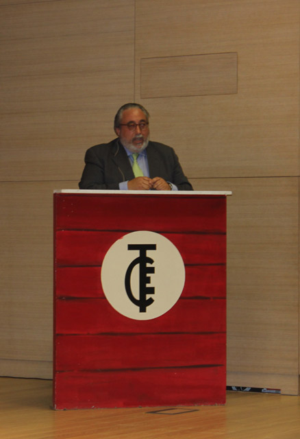 Fernando Valbuena presentando el acto.