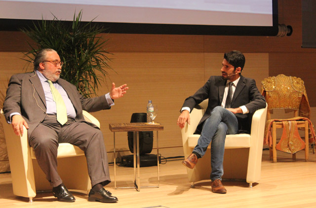 Talavante en un momento de la charla. (FOTO: José García)