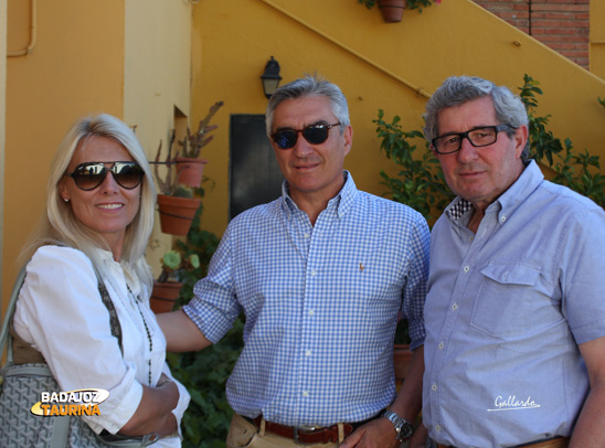 María Sara y Santiago López junto al empresario José Cutiño.