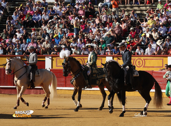 Los tres rejoneadores durante el paseíllo.