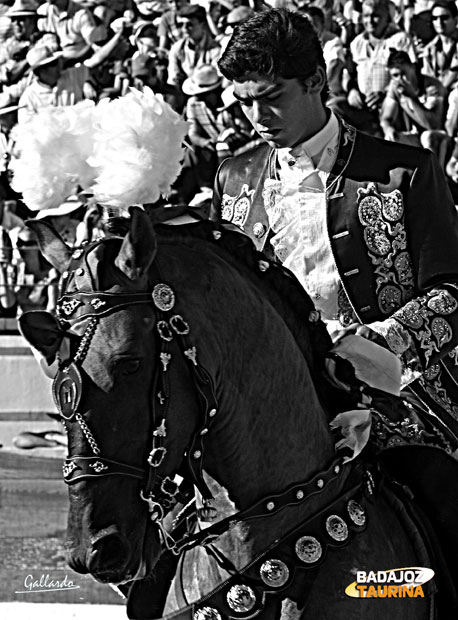 El joven Miguel Moura que debutaba en Badajoz paseó una oreja de su primero. (FOTO: Gallardo)