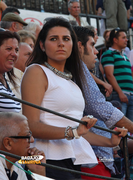 La señora no acaba de acordarse de qué le suena la chica.