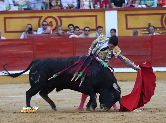 Soberbio derechazo de Tomás Campos. (FOTO: Gallardo)