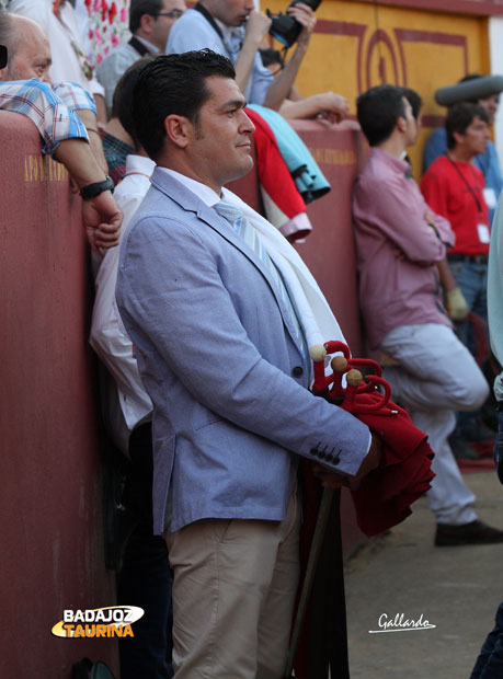 'El Cigarrón' vestido de forma impoluta, como deber ser.