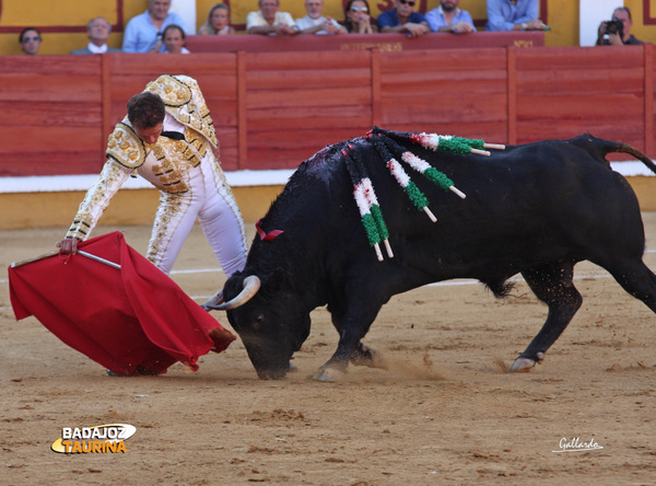 Antonio Ferrera llevando muy toreado a su primero. (FOTO: Gallardo)