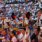 Los tres toreros abandonando la plaza en hombros. (FOTO: Gallardo)