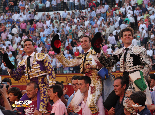 Los tres toreros abandonando la plaza en hombros. (FOTO: Gallardo)