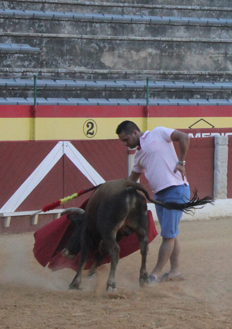 Derechazo con mando de Juan Vázquez. 