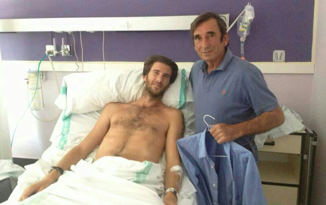 Israel Lancho acompañado del maestro Dámaso González tras su intervención en el hospital de Albacete. 