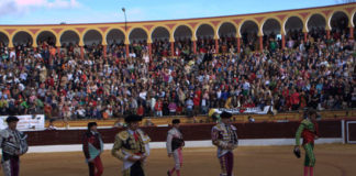 La plaza de Olivenza abarrotada de público para presenciar la reaparición de Padilla. (FOTO: Gallardo)