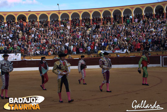 La plaza de Olivenza abarrotada de público para presenciar la reaparición de Padilla. (FOTO: Gallardo)