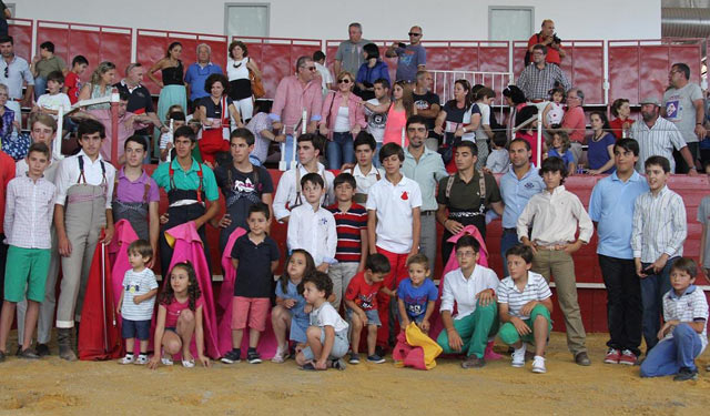 Con los niños de la Escuela y los que algún día serán alumnos.