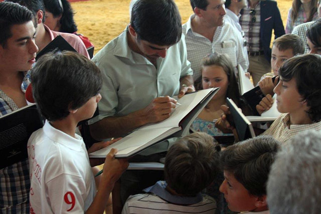 Perera firmando ejemplares de su libro...