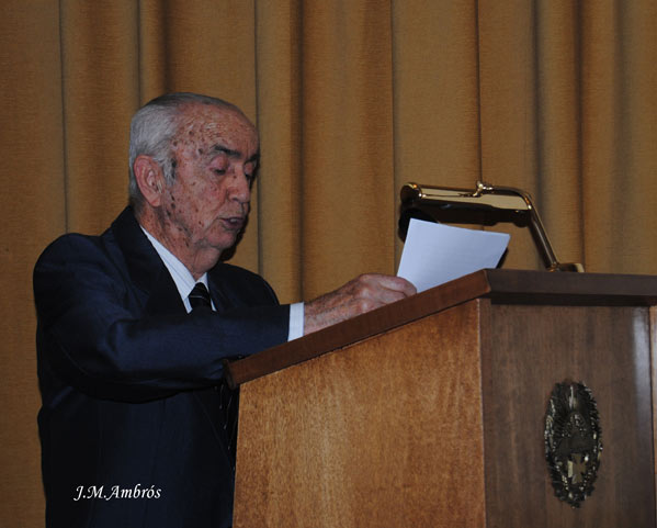 Antonio Contreras Villalobos hablando de su libro de memorias.
