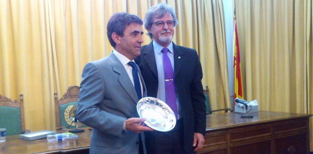 Con el premio al toro más bravo de la pasada feria. (FOTO: Cortesía Colegio Veterinarios Badajoz)