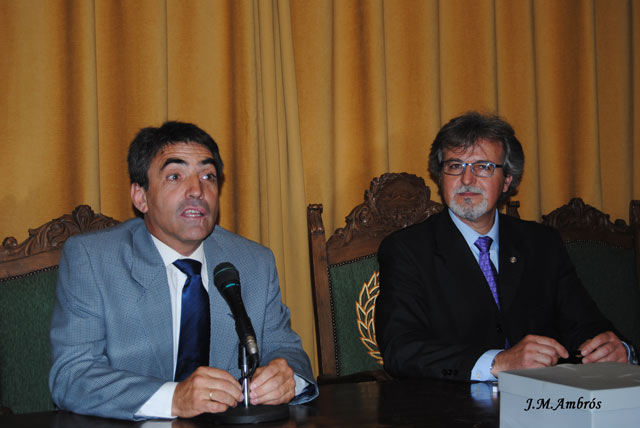 Victorino dirigiéndose al auditorio.