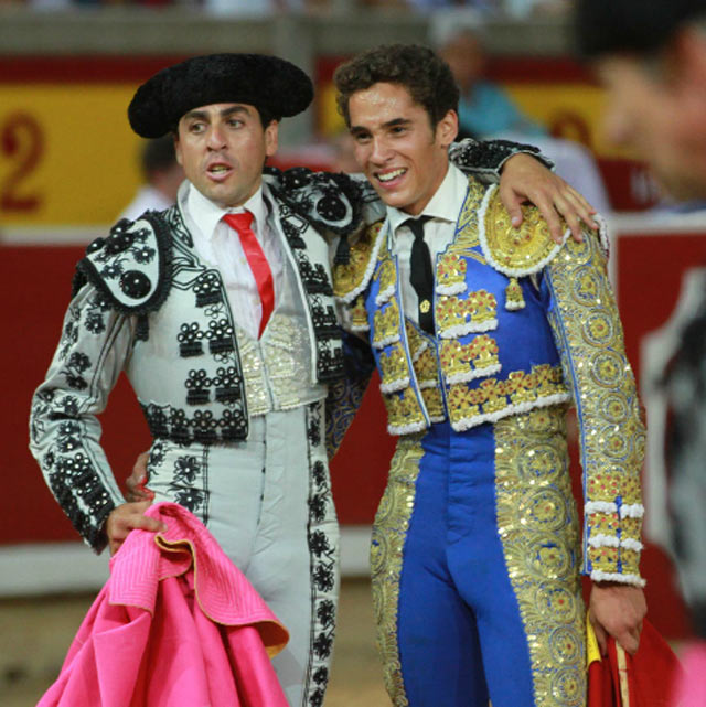 Fernando González abraza a Posada de Maravillas antes incluso de que se eche el novillo de su triunfo en Pamplona. (FOTO:M. Berho-mundotoro.com) 