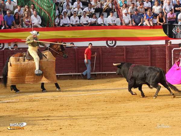 El primero arrancándose por segunda vez al caballo.