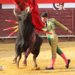 Tomás Campos dando un pase de pecho a su primero. (FOTO: Gallardo)