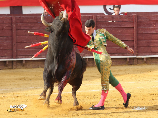 Tomás Campos dando un pase de pecho a su primero. (FOTO: Gallardo)