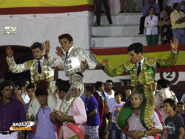 Los tres toreros abandonando la plaza en hombros. (FOTO: Gallardo)