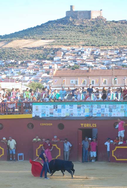 Panorámica del castillo a cuyos pies se torea en Puebla de Alcocer. (FOTO: 'Mijita')