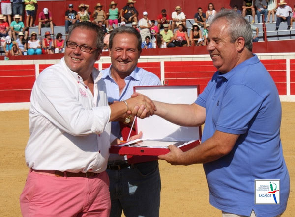 El Ayuntamiento de Hinojosa entregó placas conmemorativas. 