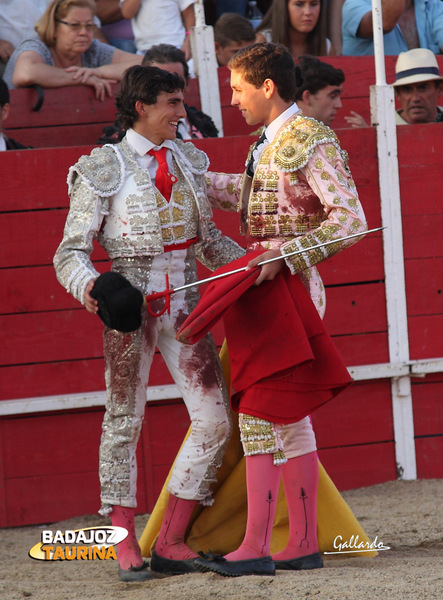 El mano a mano de la amistad en el ruedo y el pique en los tendidos. (FOTO:Gallardo)