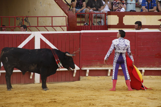 Desplante ante el novillo del que paseó una oreja. (FOTO: Bartolomé Bernal)