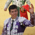 Saludando a la afición de Lodosa en la vuelta al ruedo. (FOTO: Bartolomé Bernal)
