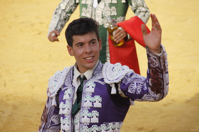 Saludando a la afición de Lodosa en la vuelta al ruedo. (FOTO: Bartolomé Bernal)