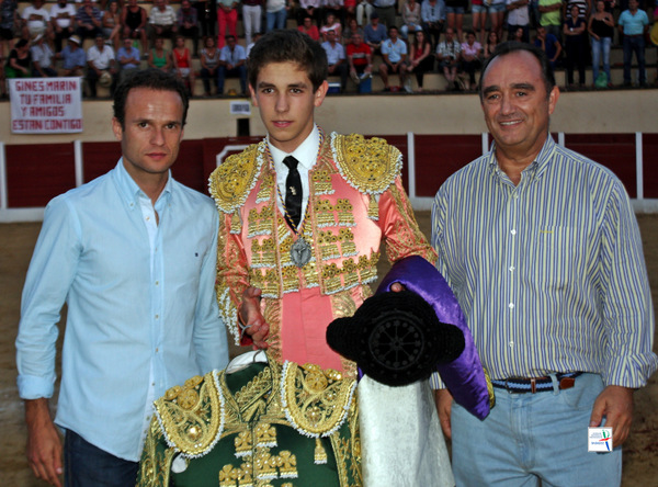 El ganador con su premio junto a Ferrera y el Pte. de Diputación