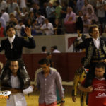 Diego Ventura y Pablo H. de Mendoza saliendo a hombros de Don Benito (FOTO:Gallardo)