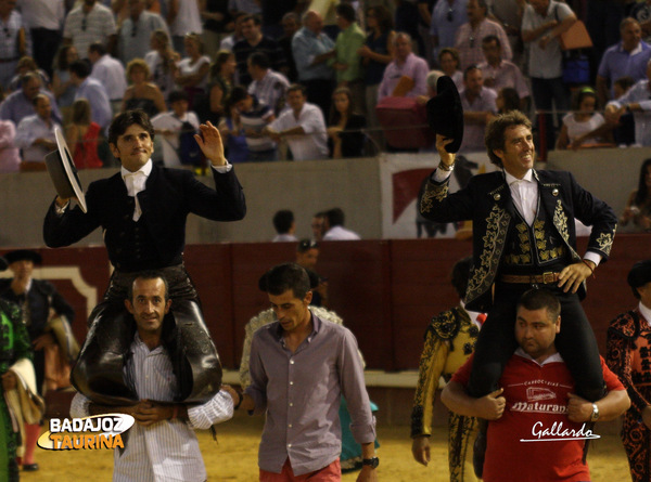 Diego Ventura y Pablo H. de Mendoza saliendo a hombros de Don Benito (FOTO:Gallardo) 