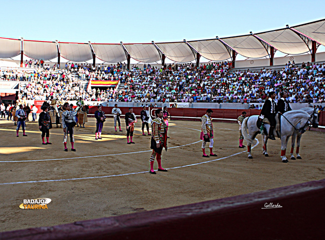 Paseíllo bajo acordes del himno de Extremadura