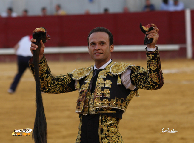 Antonio Ferrera arrasó en Don Benito cortando cuatro orejas y un rabo. (FOTO: Gallardo)