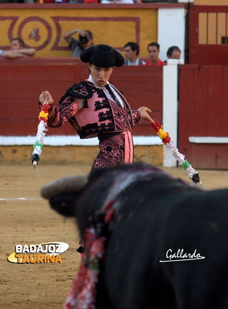 Manuel Larios, de la cuadrilla de T. Campos, banderilleando. (FOTO:Gallardo)